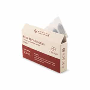 Une boîte avec une boîte de Suppositoires CBD de Endoca (10*50 mg) sur fond blanc.